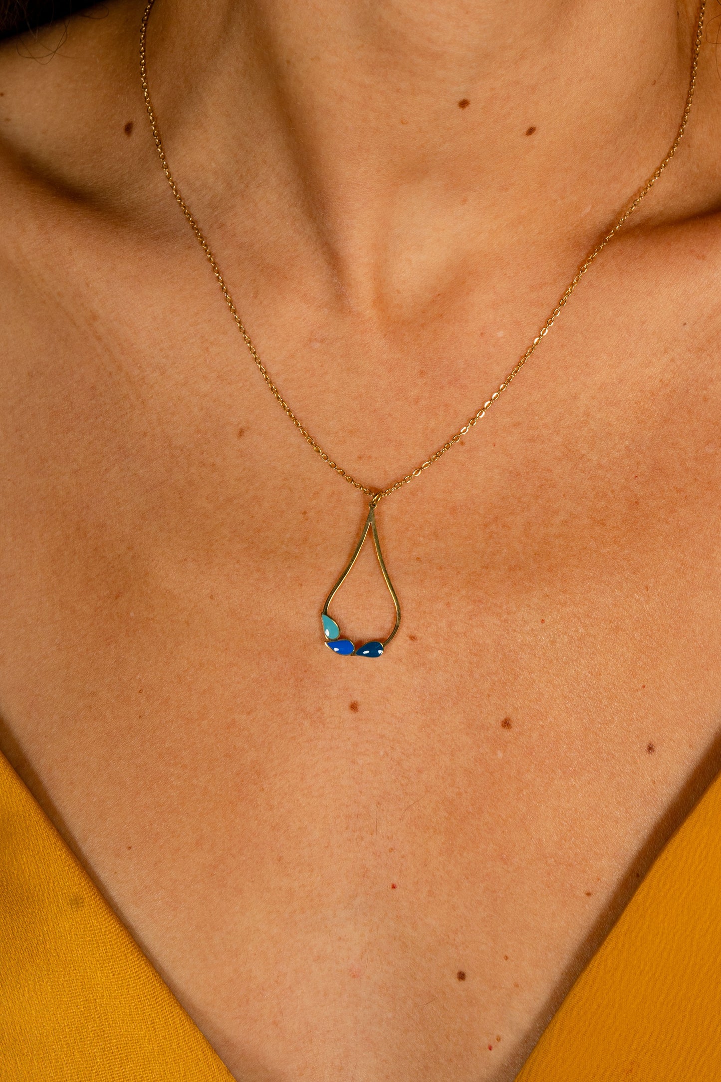 Evora leaf drop necklace