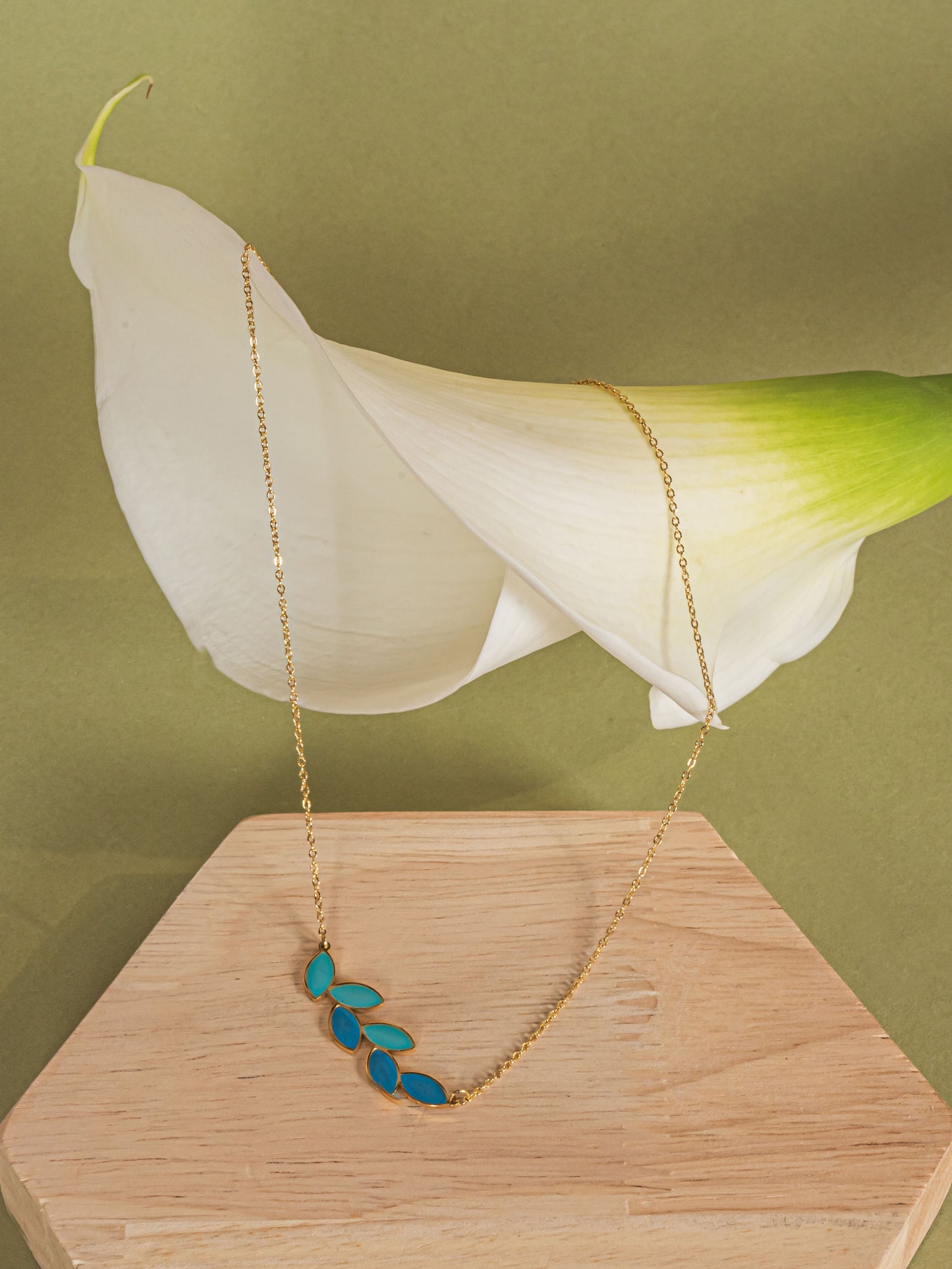 Hoja leaf chain necklace