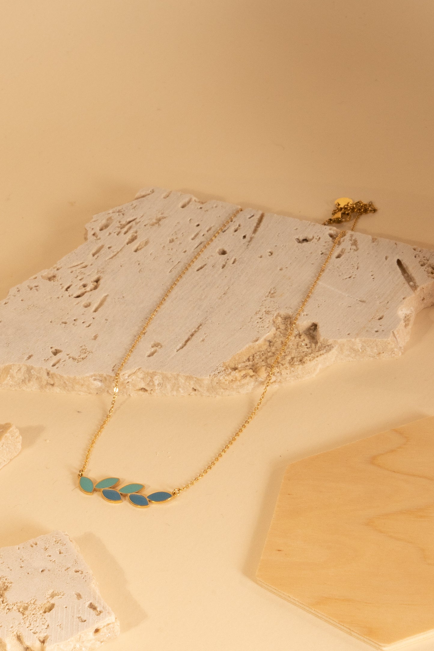 Hoja leaf chain necklace