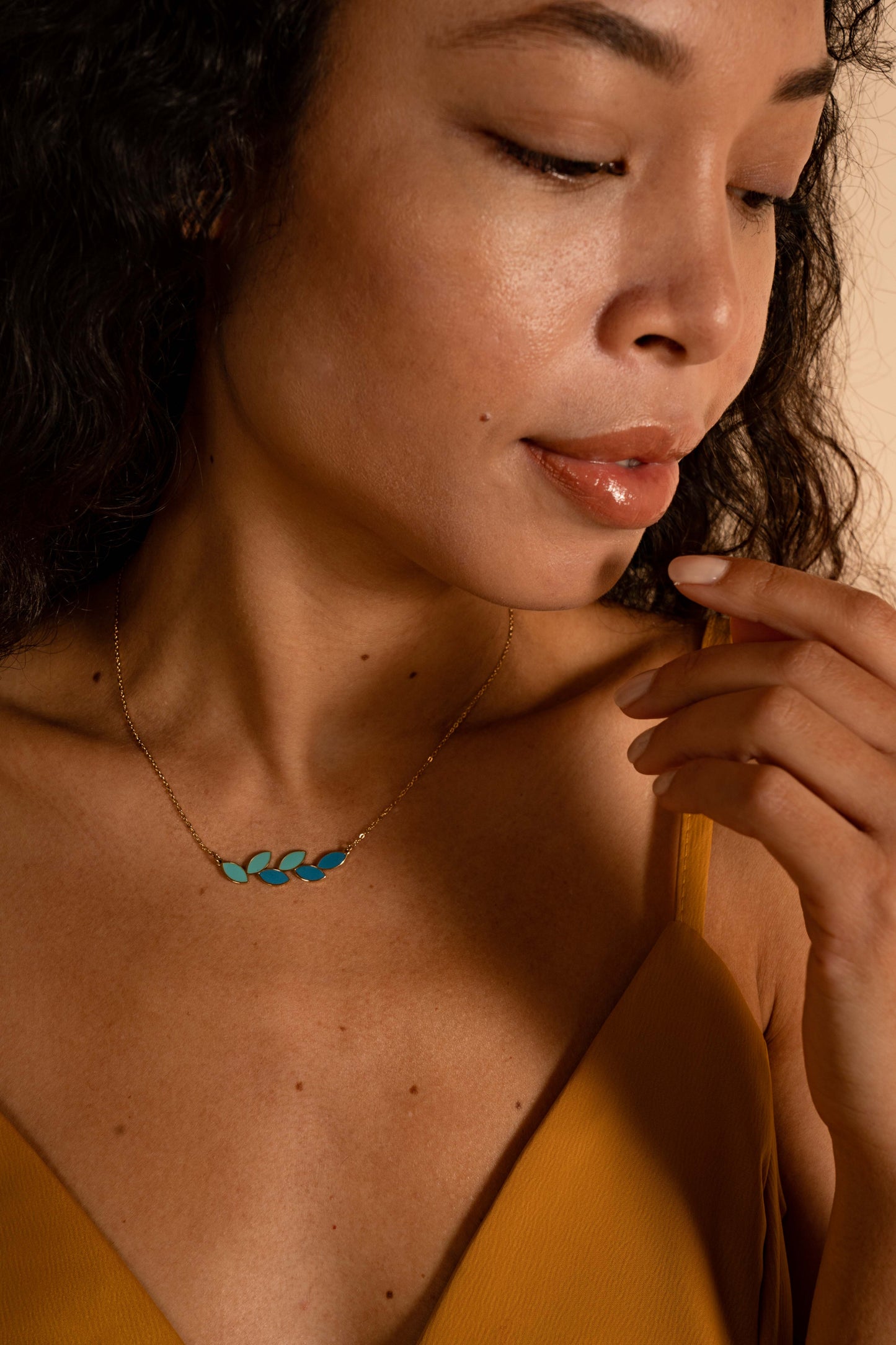 Hoja leaf chain necklace